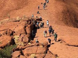 Foto Kelakuan Turis Bikin Tepok Jidat, Ada di Indonesia
