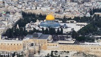 Kompleks Masjid Al-Aqsa kini tengah jadi pusat perhatian setelah kawasan tersebut diduduki Israel. Kompleks ini terdiri dari beberapa masjid, salah satunya adalah Kubah Shakhrah atau Dome of the Rock.
