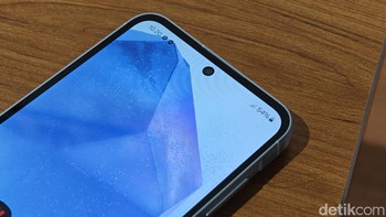 Kamera selfie yang disematkan pada punch hole berukuran 32 MP. Foto: Adi Fida Rahman/detikINET