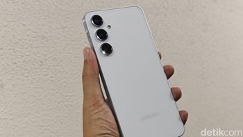 Bagian belakangnya berlapis kaca Gorilla Glass Victus Plus. Foto: Adi Fida Rahman/detikINET