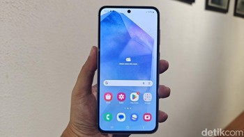 Bicara dapur pacunya, Galaxy A55 disokong oleh Exynos 1480 yang dipadukan dengan RAM hingga 12 GB. Sementara memori internalnya berkapasitas 256 GB. Foto: Adi Fida Rahman/detikINET