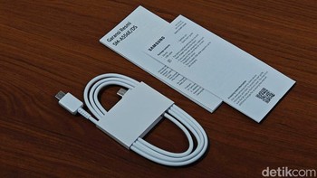 Seperti biasanya Samsung hanya menyertakan kabel data USB-C, kertas petunjuk dan garansi. Foto: Adi Fida Rahman/detikINET