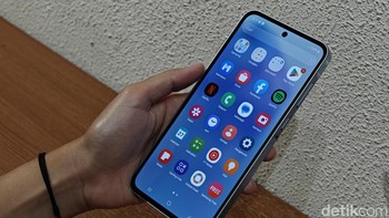 Layar Galaxy A55 kini berukuran 6,6 inch resolusi Full HD+. Panelnya Super AMOLED yang dilengkapi fitur refresh rate hingga 120Hz dan Vision Booster. Foto: Adi Fida Rahman/detikINET