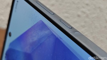 Perbedaan dari sebelumnya, Galaxy A55 mengusung Key Island, yakni tonjolan di area tombol power dan volumen. Foto: Adi Fida Rahman/detikINET