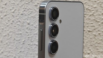 HP ini membawa peningkatan pada sektor kamera. Kamera utamanya berukuran 50 MP (f/1,8) yang dilengkapi OIS, bersanding dengan kamera ultra-wide 12 MP dan makro 5 MP. Di bagian depan terdapat kamera selfie 32 MP. Tak hanya video digital image stabilization (VDIS) yang kini ditingkatkan resolusinya menjadi UHD, kamera Galaxy A55 dibekali fitur Super HDR yang menjanjikan kualitas warna yang kaya. / Foto: Adi Fida Rahman/detikINET