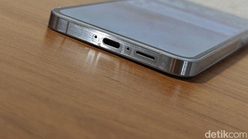 Bagian bawah terdapat lubang speaker, port USB-C dan SIM Card. Foto: Adi Fida Rahman/detikINET