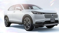 Dari sisi fascia, Honda HR-V 2024 tetap mengusung desain grille sewarna bodi yang sudah menjadi ciri khasnya. Bedanya, kini desainnya lebih melebar serta mengotak seperti grille Honda Elevate. Foto: Dok. Honda