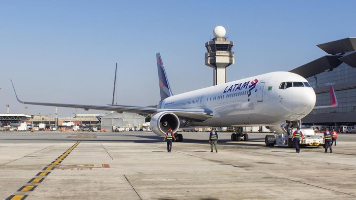 Ilustrasi Boeing 767 Latam Airlines di Guarulhos International Airport in Sao Paulo Brazil