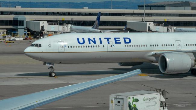 Ilustrasi United Airlines Boeing 777-300 OER