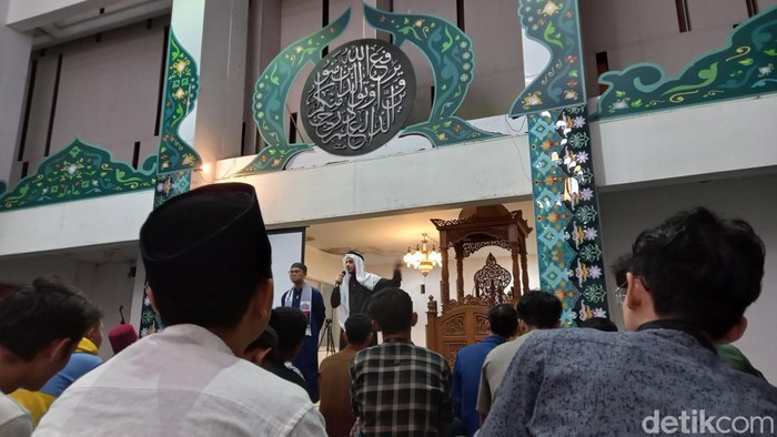 Imam muda asal Palestina, Syaikh Ahmad Khalid Jabr. di Masjid Raya Unpad, Jatinangor, Sumedang, Jumat (15/3/2024) malam.
