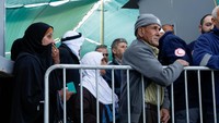 Butuh perjuangan bagi warga Palestina untuk dapat salat Jumat di Masjid Al-Aqsa. Mereka harus melewati pemeriksaan ketat dari tentara Israel.