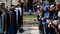 Hanya wanita, anak-anak dan pria lansia yang diijinkan memasuki Kompleks Al-Aqsa.