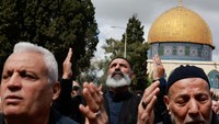 Dalam salat Jumat itu, warga berdoa untuk kemenangan warga Gaza.