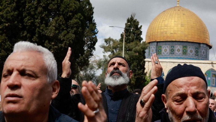 Muslim worshippers attend the first Friday prayers of Ramadan, on the Al-Aqsa compound, also known to Jews as Temple Mount, amid the ongoing conflict between Israel and the Palestinian group Hamas, in Jerusalem's Old City, March 15, 2024. REUTERS/Ammar Awad