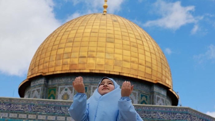 ISRAEL-PALESTINIANS/RAMADAN-JERUSALEM-PRAYER A Muslim woman prays on the day of the first Friday prayers during Ramadan on the Al-Aqsa compound, also known to Jews as Temple Mount, amid the ongoing conflict between Israel and the Palestinian group Hamas, in Jerusalem's Old City, March 15, 2024. REUTERS/Ammar Awad