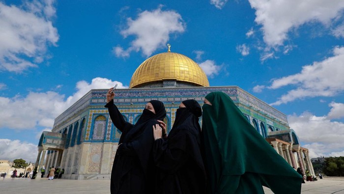 A Muslim woman prays on the day of the first Friday prayers during Ramadan on the Al-Aqsa compound, also known to Jews as Temple Mount, amid the ongoing conflict between Israel and the Palestinian group Hamas, in Jerusalem's Old City, March 15, 2024. REUTERS/Ammar Awad