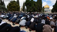 Jemaah Muslim menghadiri salat Jumat pertama Ramadhan, di kompleks Al-Aqsa, Jumat 15 Maret 2024.