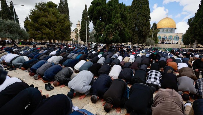 Muslim worshippers attend the first Friday prayers of Ramadan, on the Al-Aqsa compound, also known to Jews as Temple Mount, amid the ongoing conflict between Israel and the Palestinian group Hamas, in Jerusalem's Old City, March 15, 2024. REUTERS/Ammar Awad