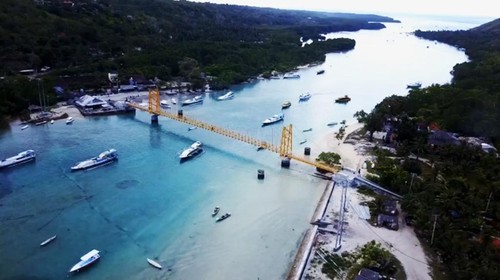 Potret Jembatan Kuning, jembatan kecil yang menghubungkan Nusa Ceningan dan Lembongan.