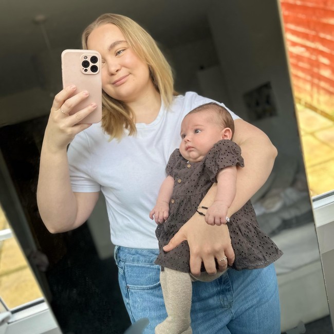 Ketika itu badanku sedang ditimbang di rumah sakit. Ibuku mengambilku dan itu terjadi di saat yang sama ketika produser dari serial yang lama masuk dan bertanya pada rumah sakit apa mereka melihat dengan bayi yang tersenyum, katanya dilansir Daily Star.Aku hanya duduk di depan cermin dan kamera dan ayahku memainkan mainan dan mobil-mobilan dan hal-hal seperti itu untuk mencoba membuatku tertawa ke kamera, ujar Jessica.Foto: Instagram Jess Smith