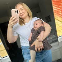 Ketika itu badanku sedang ditimbang di rumah sakit. Ibuku mengambilku dan itu terjadi di saat yang sama ketika produser dari serial yang lama masuk dan bertanya pada rumah sakit apa mereka melihat dengan bayi yang tersenyum, katanya dilansir Daily Star.Aku hanya duduk di depan cermin dan kamera dan ayahku memainkan mainan dan mobil-mobilan dan hal-hal seperti itu untuk mencoba membuatku tertawa ke kamera, ujar Jessica.Foto: Instagram Jess Smith