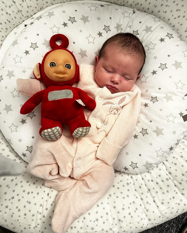 Postingan tersebut ikut disambut gembira dari para netizen. Banyak dari mereka yang terkagum dengan fakta bahwa bayi matahari akan memiliki bayi. Aku sudah tua, bayi Teletubbies bahkan sudah memiliki bayi, Bayinya bayi matahari, Anakmu bisa menonton kamu di Teletubbies, kata netizen. Foto: Instagram Jess Smith