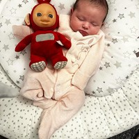 Postingan tersebut ikut disambut gembira dari para netizen. Banyak dari mereka yang terkagum dengan fakta bahwa bayi matahari akan memiliki bayi. Aku sudah tua, bayi Teletubbies bahkan sudah memiliki bayi, Bayinya bayi matahari, Anakmu bisa menonton kamu di Teletubbies, kata netizen. Foto: Instagram Jess Smith