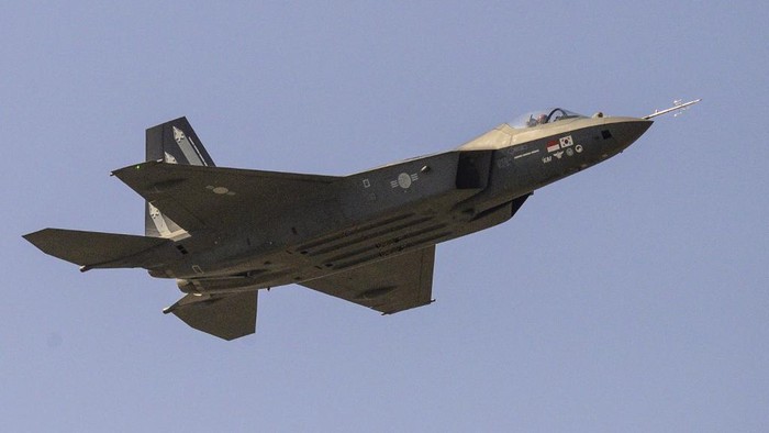 A South Korea Air Force KF-21 Fighter performs during a media demonstration at the Seoul International Aerospace and Defense Exhibition (ADEX) in Seongnam, south of Seoul on October 16, 2023. (Photo by ANTHONY WALLACE / AFP)