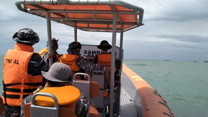 Tim SAR gabungan menyisir perairan Samudera Hindia untuk mencari 10 ABK yang hilang kontak, Sabtu (16/3/2024).