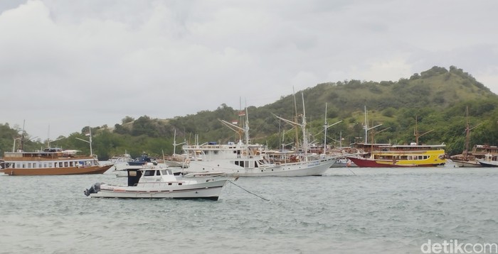 Kapal-kapal wisata di Labuan Bajo berlindung di balik pulau-pulau kecil selama larangan berlayar ke Pulau Komodo untuk menghindari terjangan gelombang.(Ambrosius Ardin)