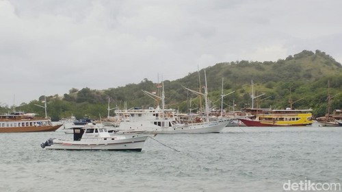 Kapal-kapal wisata di Labuan Bajo berlindung di balik pulau-pulau kecil selama larangan berlayar ke Pulau Komodo untuk menghindari terjangan gelombang.(Ambrosius Ardin)