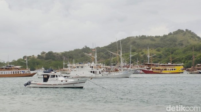 Kapal-kapal wisata di Labuan Bajo berlindung di balik pulau-pulau kecil selama larangan berlayar ke Pulau Komodo untuk menghindari terjangan gelombang.(Ambrosius Ardin)