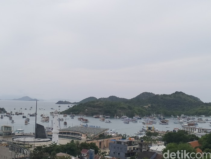 Kapal-kapal wisata di Labuan Bajo berlindung di balik pulau-pulau kecil selama larangan berlayar ke Pulau Komodo untuk menghindari terjangan gelombang.(Ambrosius Ardin)