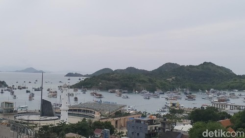 Kapal-kapal wisata di Labuan Bajo berlindung di balik pulau-pulau kecil selama larangan berlayar ke Pulau Komodo untuk menghindari terjangan gelombang.(Ambrosius Ardin)