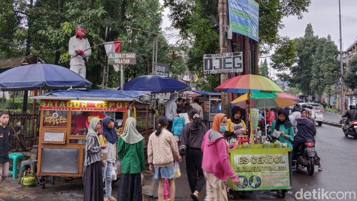 Kawasan Patung Cepot, Dago, Kota Bandung yang menjadi tempat berburu jajanan buka puasa.