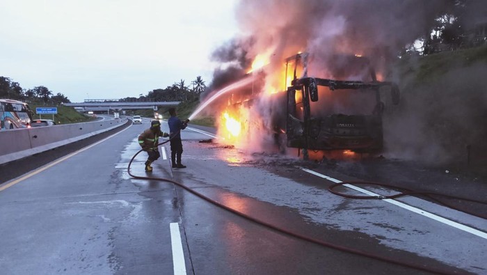 Petugas Damkar Boyolali memadamkan api yang membakar bus Rosalia Indah di Tol Semarang-Solo wilayah Boyolali, Sabtu (16/3/2024).