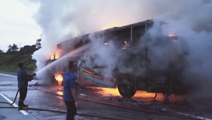 Petugas Damkar Boyolali memadamkan api yang membakar bus Rosalia Indah di Tol Semarang-Solo wilayah Boyolali, Sabtu (16/3/2024).