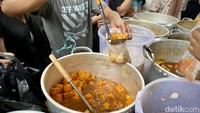 Namun, tak sedikit juga pembeli yang hanya memilih 1-2 jenis kolak saja. Yang unik, potongan pisang, singkong, dan ubinya sangat besar. Foto: detikcom/Riska Fitria