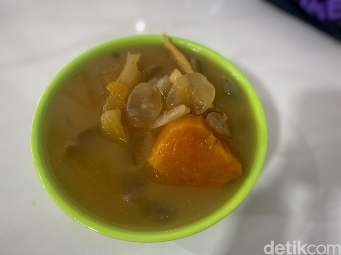 Antre 2 Jam Demi Beli Seporsi Kolak Viral di Mangga Besar