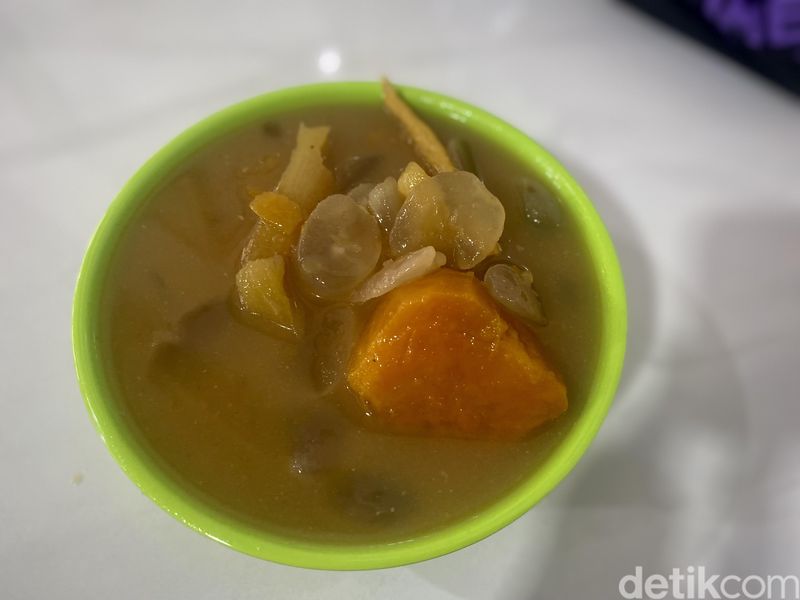 Antre 2 Jam Demi Beli Seporsi Kolak Viral di Mangga Besar