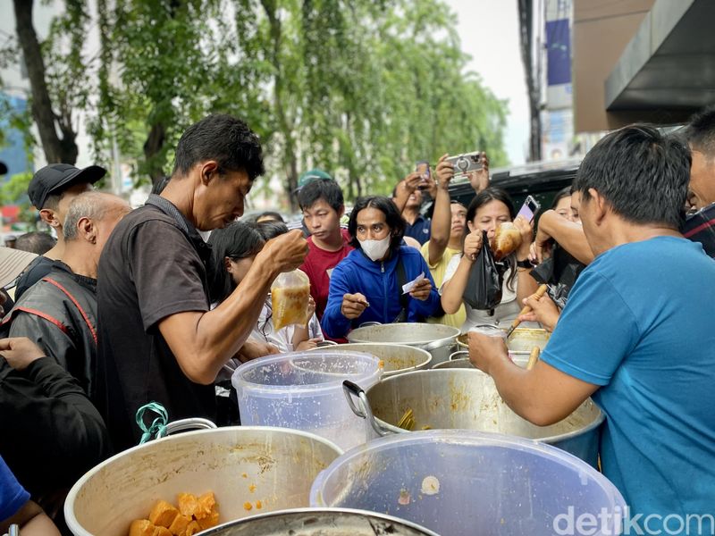 Antri 2 Jam untuk Beli Satu Porsi Kolak Viral di Mangga Besar