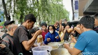 Namun, gerobak kolak baru datang sekitar pukul 15.00-16.00. Begitu datang, gerobak kolak langsung dikerumuni pembeli yang sudah menunggu sejak siang. Foto: detikcom/Riska Fitria