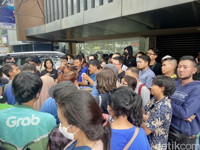 Antre 2 Jam Demi Beli Seporsi Kolak Viral di Mangga Besar