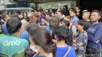 Meski tanpa nama spesifik, tetapi lapak kolak viral ini selalu jadi buruan. Lapak kolaknya hanya buka setahun sekali, yakni di bulan ramadan saja. Foto: detikcom/Riska Fitria