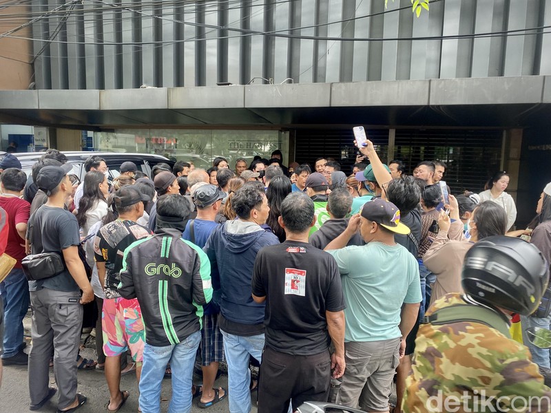 Antre 2 Jam Demi Beli Seporsi Kolak Viral di Mangga Besar