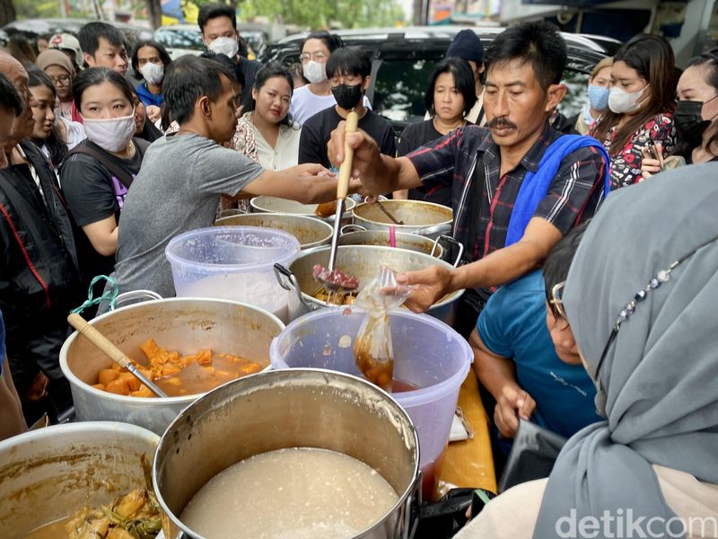 Antre 2 Jam Demi Beli Seporsi Kolak Viral di Mangga Besar