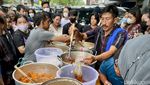 Rebutan Takjil Kolak, Antre 2 Jam Baru Dapat Sebungkus!