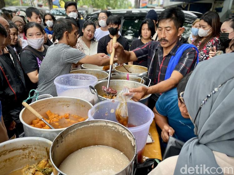 Rebutan Takjil Kolak, Antre 2 Jam Baru Dapat Sebungkus!