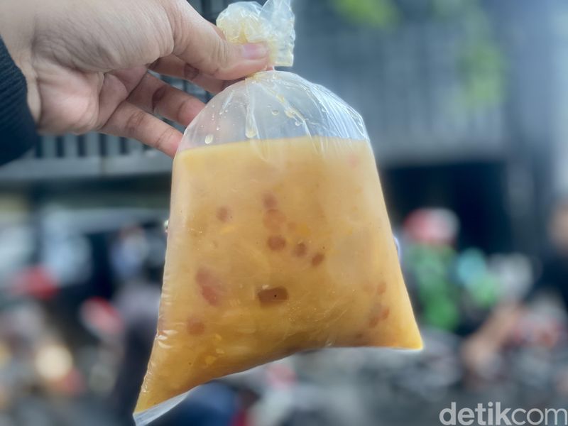 Antre 2 Jam Demi Beli Seporsi Kolak Viral di Mangga Besar