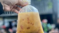 Lapak kolak ini hanya melayani untuk dibungkus. Sebungkusnya dibanderol Rp 18.000 dengan porsi yang sangat banyak. Foto: detikcom/Riska Fitria